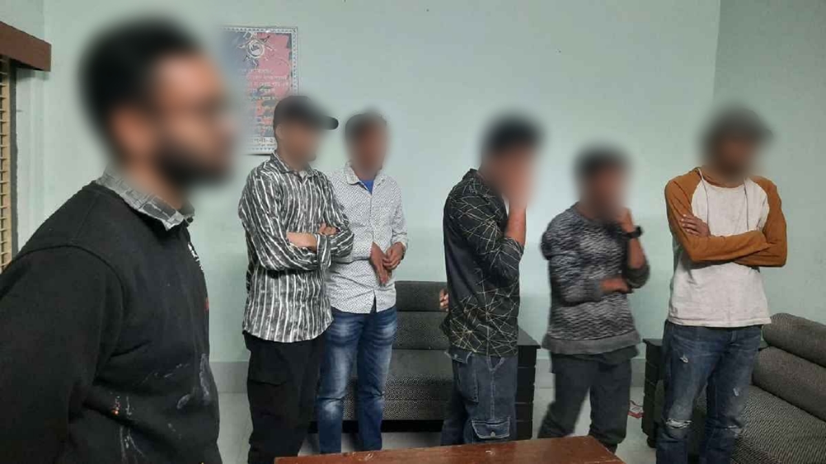 রাজশাহী বিশ্ববিদ্যালয়/ গাঁজা সেবনকালে আটক ৭ শিক্ষার্থী